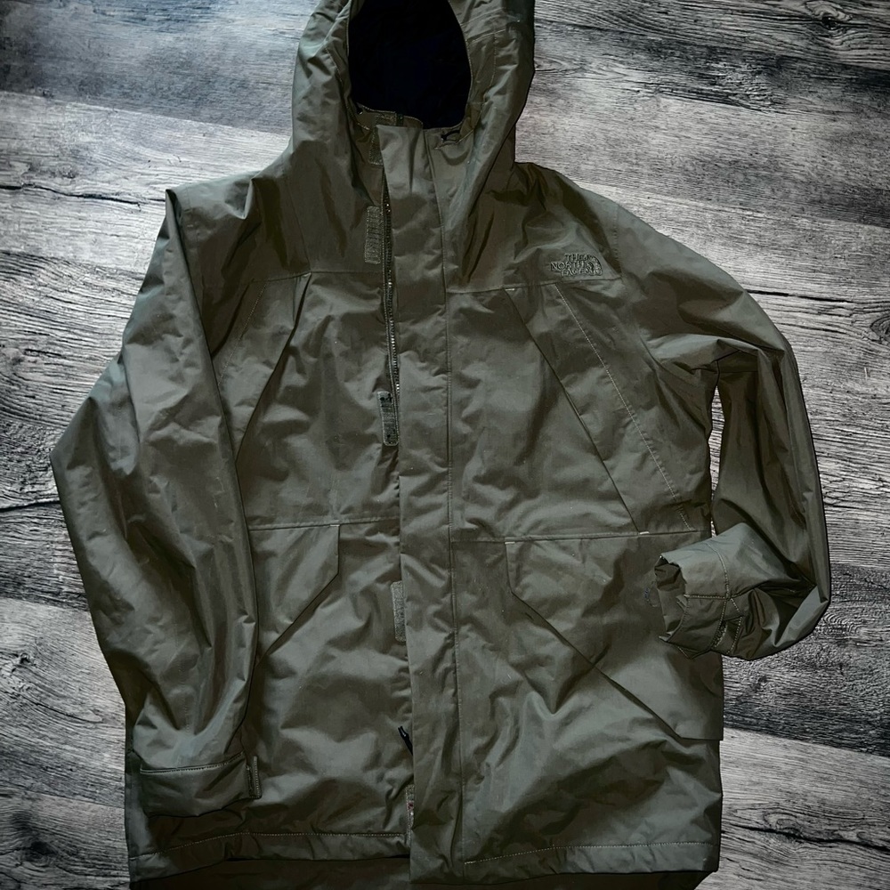 Mens Size Large North Face Jacket.